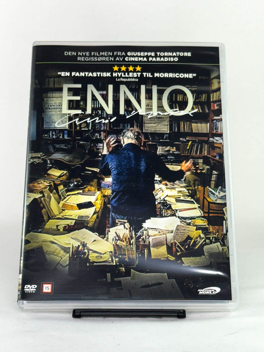 Forside av DVD-cover til Ennio – dokumentar av Giuseppe Tornatore om komponisten Ennio Morricone, kjent fra Cinema Paradiso, utgitt av Another World Entertainment, hos Brukbar Film.