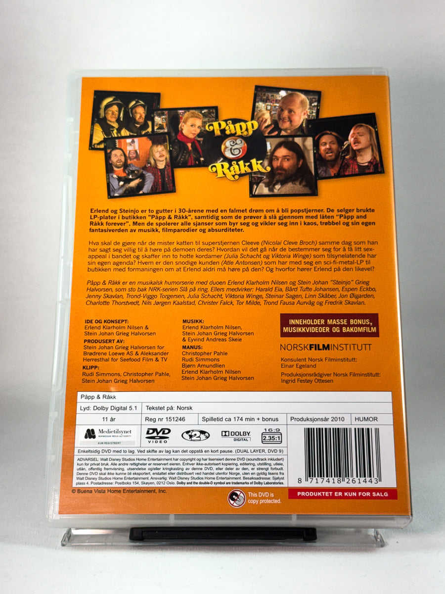 Bakside av DVD-cover til Papp & Råkk, NRK-serie med norsk humor og musikkreferanser, brukt DVD hos Brukbar Film