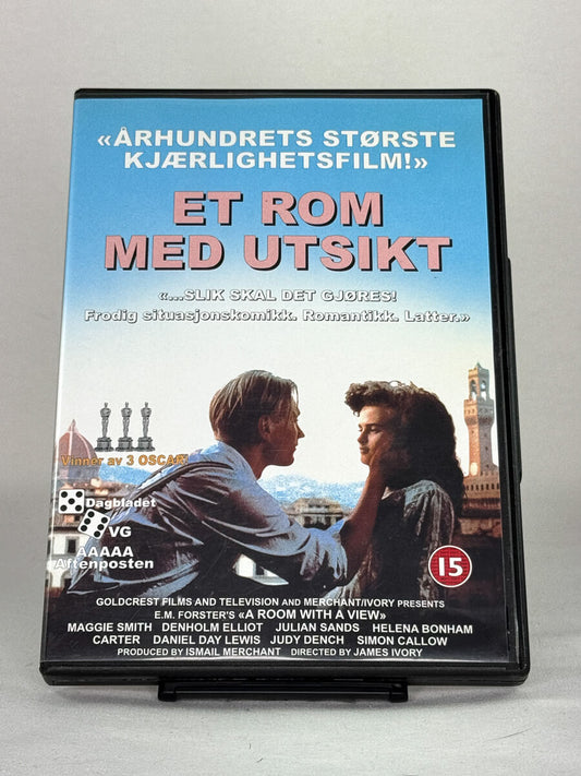 Forside av DVD-cover til Et rom med utsikt (originaltittel: A Room with a View) – romantisk drama med Helena Bonham Carter, Maggie Smith og Daniel Day-Lewis, regissert av James Ivory, hos Brukbar Film.