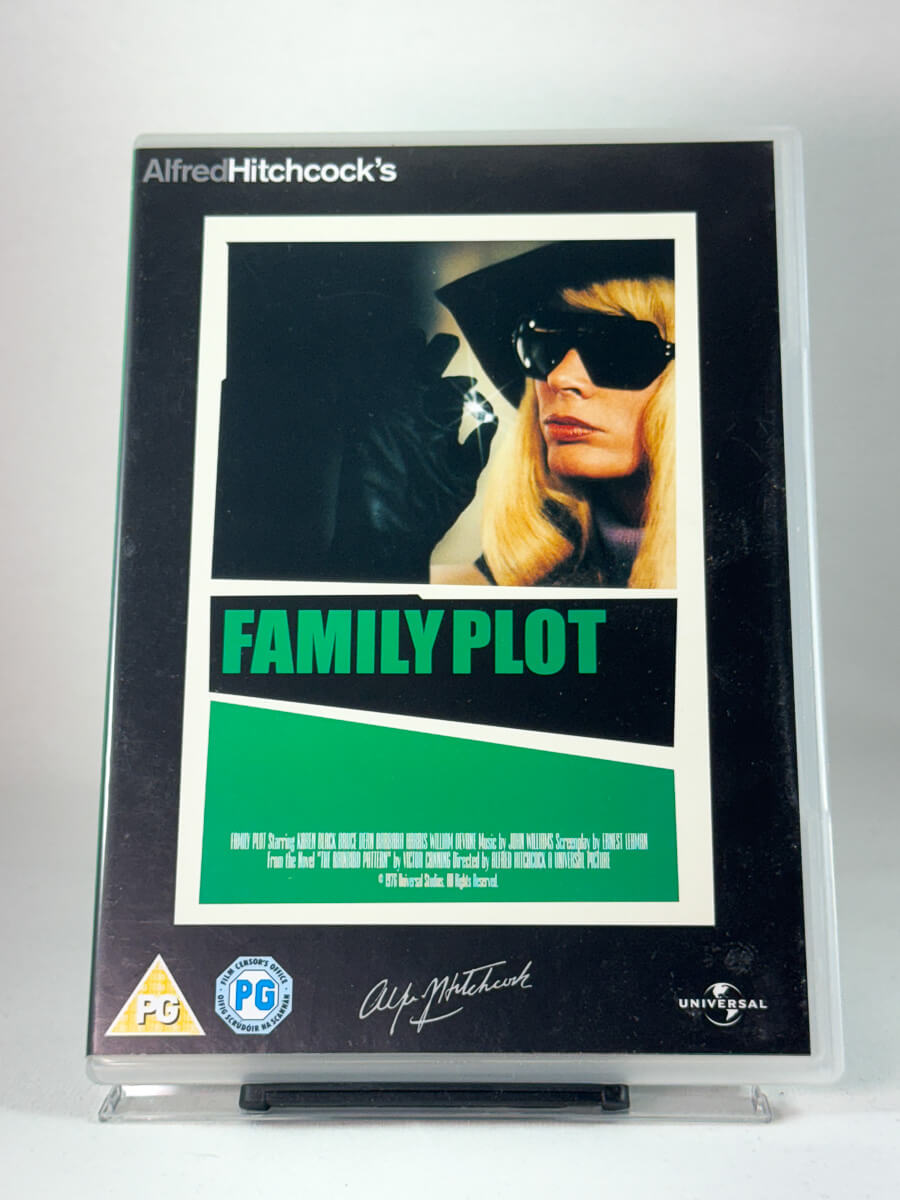 Forside av DVD-cover til Family Plot – Hitchcocks siste film, en mørk komedie med Barbara Harris og Bruce Dern, brukt film hos Brukbar Film.
