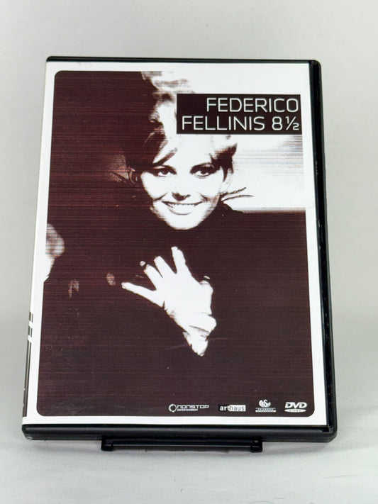 Forside av DVD-cover til Federico Fellinis 8½ – italiensk filmklassiker med Marcello Mastroianni, utgitt av Arthaus, tilgjengelig hos Brukbar Film.