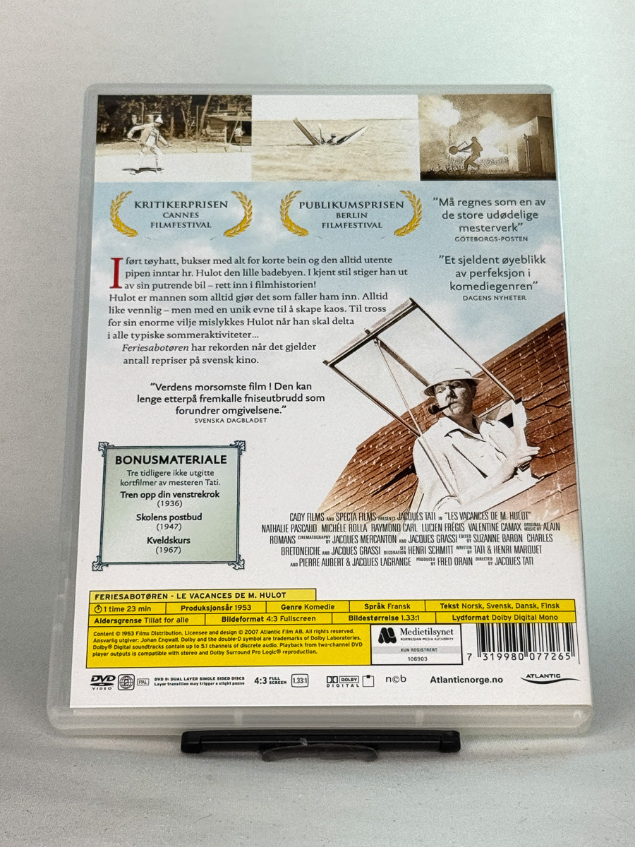 Bakside av DVD-cover til Feriesabotøren – en tidløs klassiker med fysisk humor og observant blikk på menneskers vaner, original brukt DVD hos Brukbar Film.