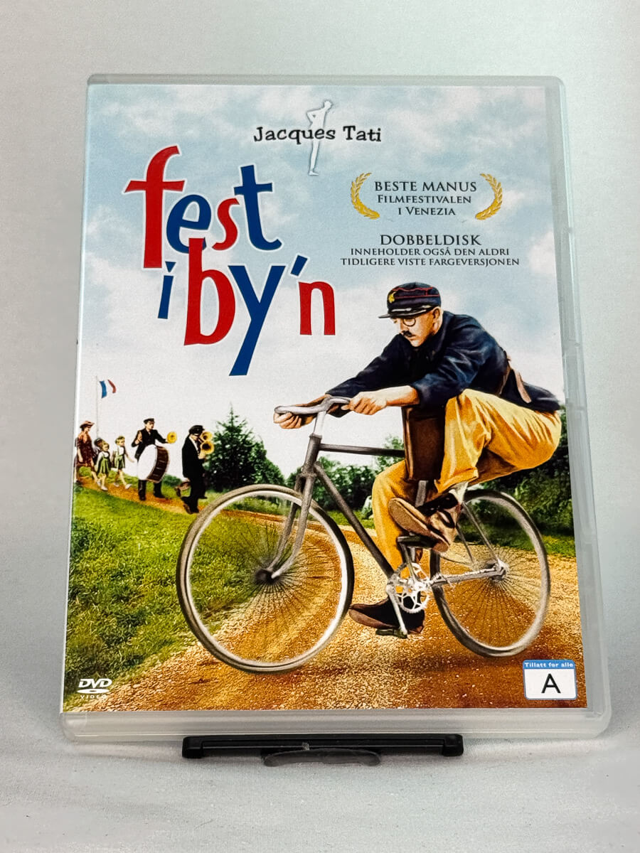 Forside av DVD-cover til Fest i by’n av Jacques Tati – fransk komedieklassiker i dobbeldiskutgave, brukt DVD hos Brukbar Film.
