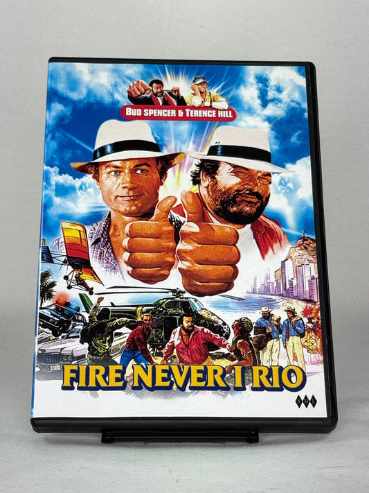 Forside av DVD-cover til Fire i Rio – actionkomedie med Bud Spencer og Terence Hill, kjent duo i klassiske italienske eventyrfilmer, tilgjengelig hos Brukbar Film.