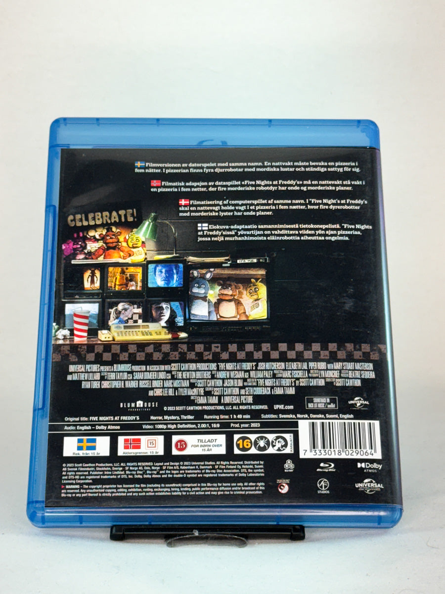Bakside av Blu-ray-cover til Five Nights at Freddy’s – nervepirrende og mørk skrekkfilm der marerittaktige animatronics vekkes til live, brukt Blu-ray hos Brukbar Film.