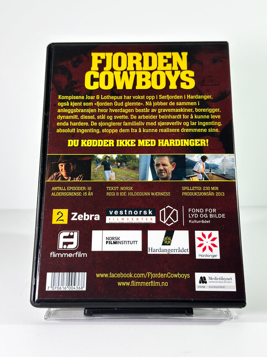 Bakside av cover til Fjorden Cowboys på DVD hos Brukbar Film