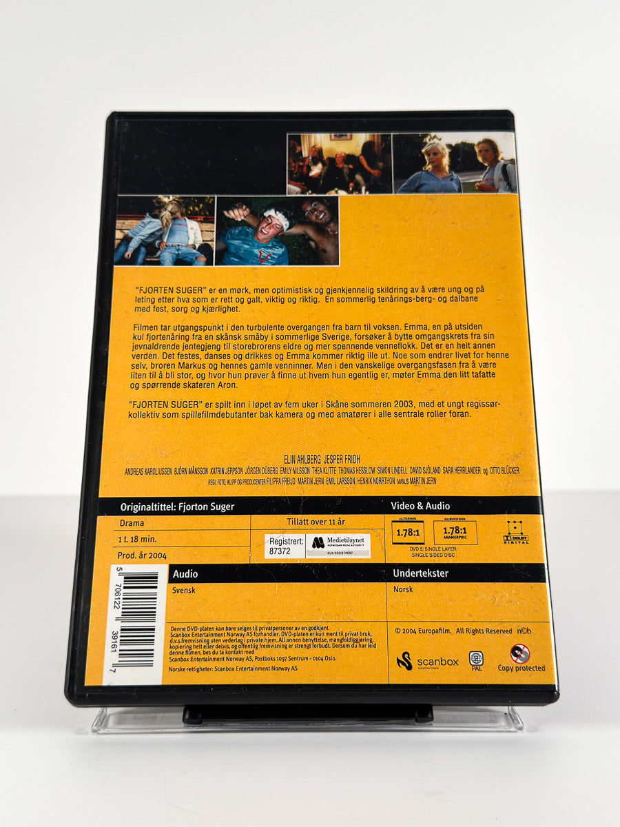 Bakside av cover til Fjorten suger på DVD