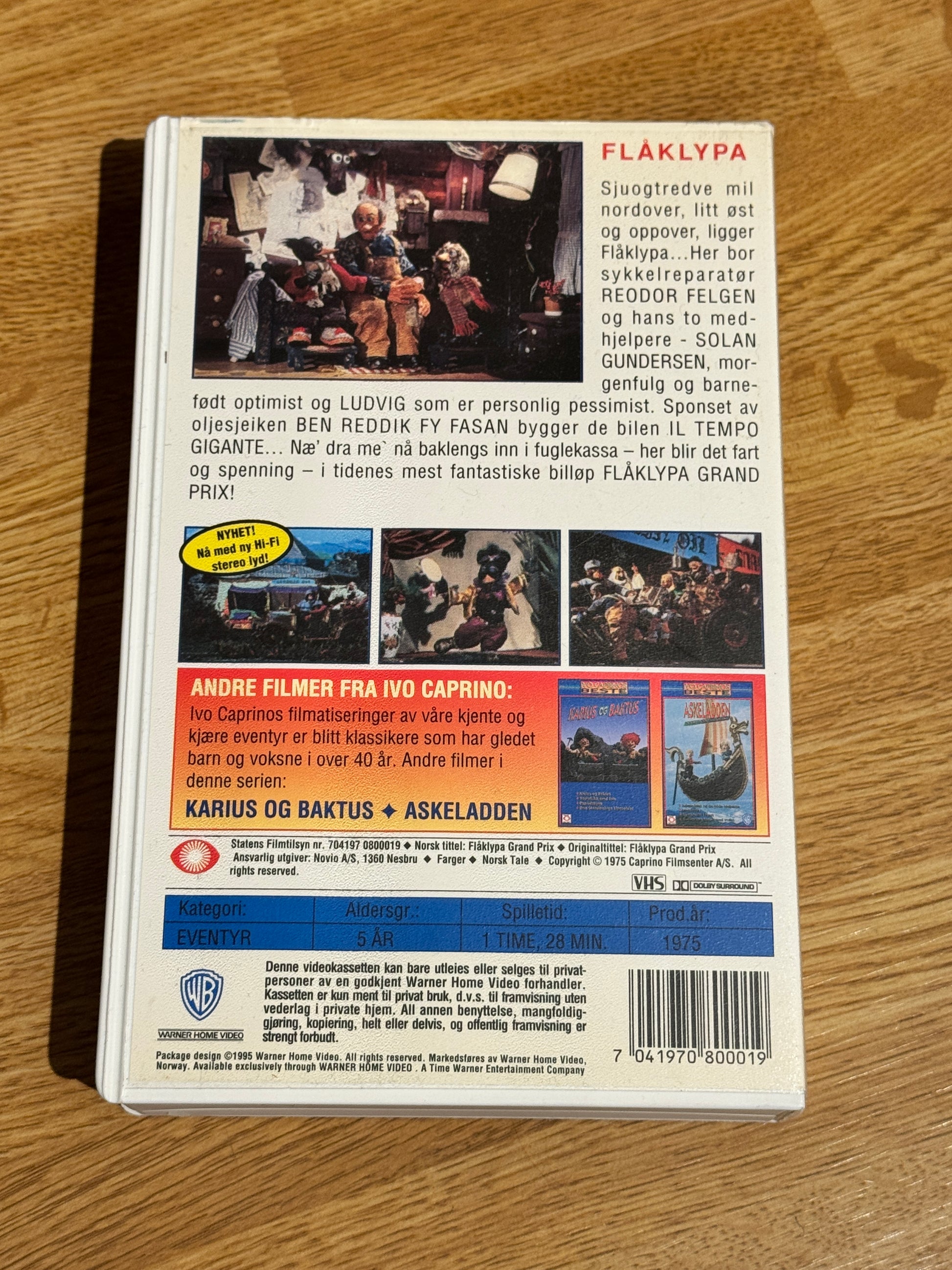 Bakside av cover til Flåklypa Grand Prix, norsk VHS-utgivelse