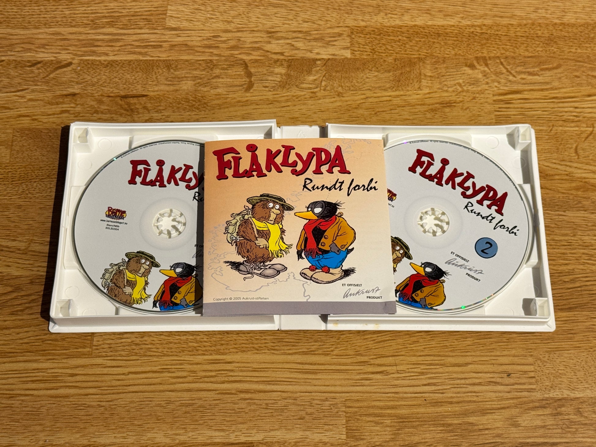 Innside av cover til flåklypa rundt forbi, brukt lydbok hos Brukbar Film