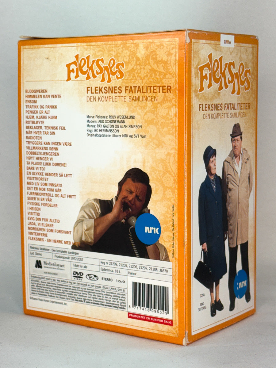 Bakside av DVD-cover til Fleksnes Fataliteter – Den komplette samlingen – klassisk norsk humorserie samlet på seks disker, original utgave på brukt DVD hos Brukbar Film.