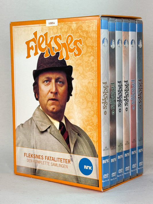 Forside av DVD-cover til Fleksnes Fataliteter – Den komplette samlingen – NRKs legendariske komiserie med Rolv Wesenlund, komplett samleboks på brukt DVD hos Brukbar Film.