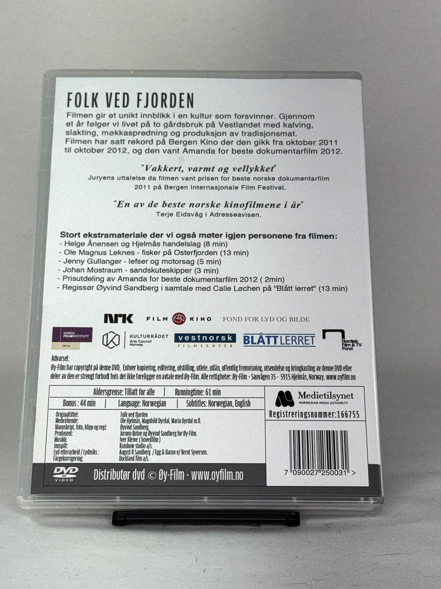 Bakside av DVD-cover til Folk ved fjorden – viser bilder og omtale av menneskene som lever tett på naturen i Sandbergs prisbelønte dokumentarfilm – brukt DVD hos Brukbar Film.