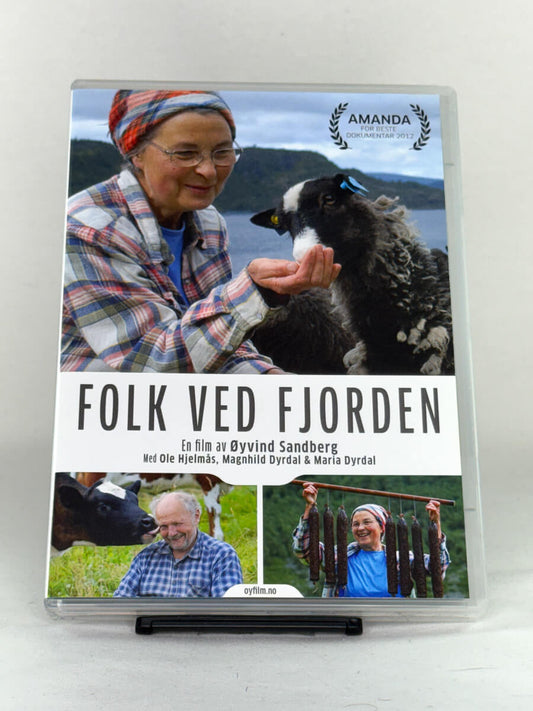 Forside av DVD-cover til Folk ved fjorden – dokumentar av Øyvind Sandberg om liv og tradisjon i fjordlandskapet, Amanda-vinner for beste dokumentar – brukt DVD hos Brukbar Film.