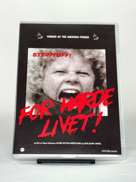 DVD-forside til filmen For harde livet
Originalt cover brukt for produktbilde i nettbutikken Brukbar Film 