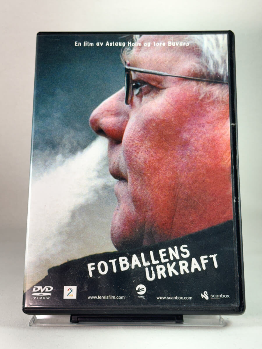 Forside av dokumentarfilmen Fotballens Urkraft, brukt DVD i norsk utgave tilgjengelig hos Brukbar Film