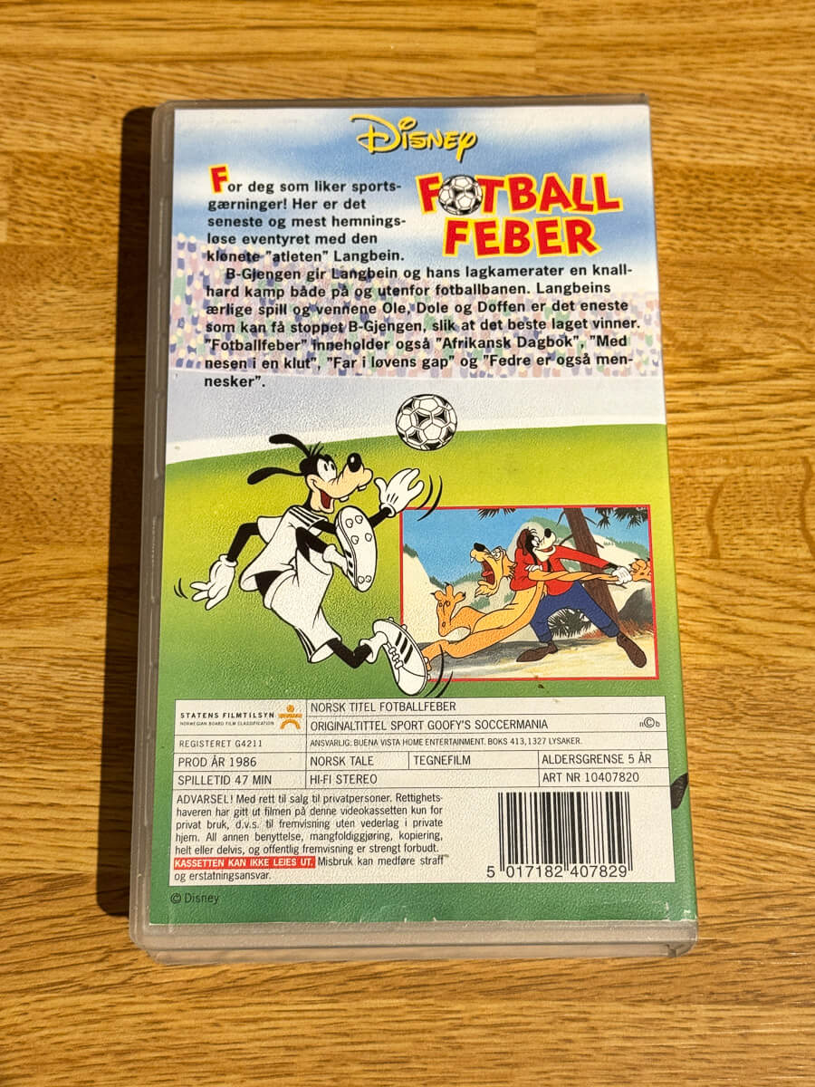 Bakside av cover til Fotballfeber på VHS