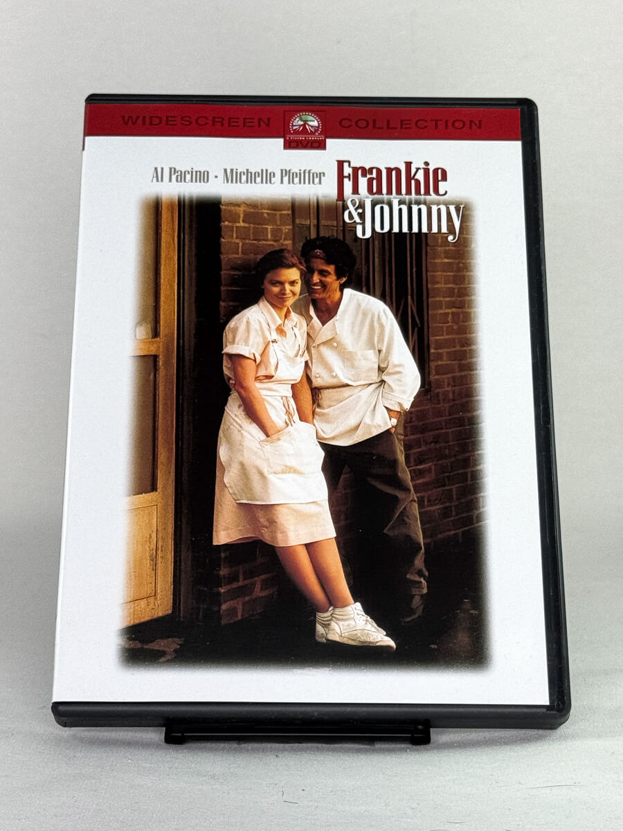 Forside av DVD-cover til Frankie & Johnny – romantisk drama med Al Pacino og Michelle Pfeiffer, brukt film hos Brukbar Film