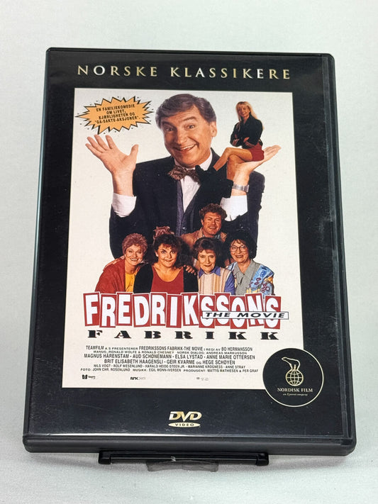 DVD-forside til filmen Fredrikssons Fabrikk – The Movie
Originalt cover brukt for produktbilde i nettbutikken Brukbar Film