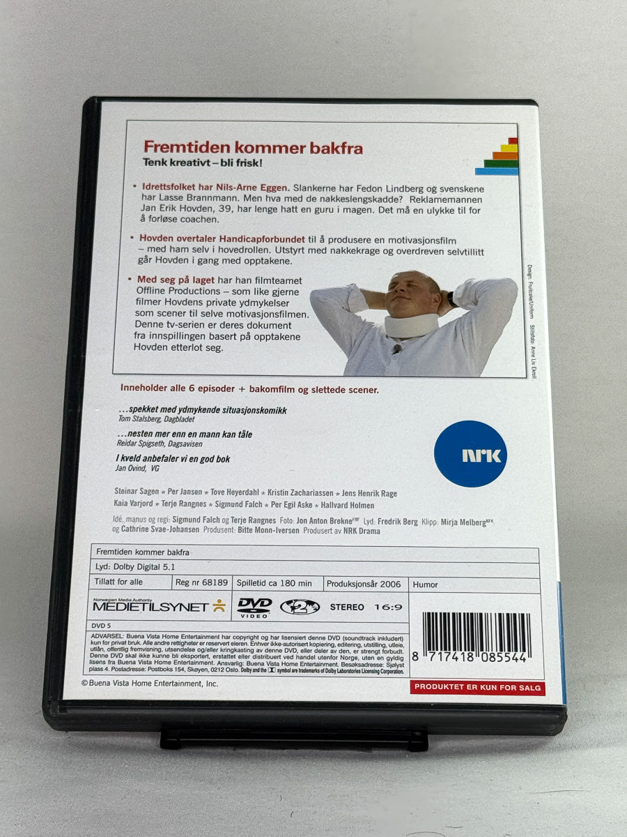 DVD-bakside til filmen Fremtiden kommer bakfra
Baksiden viser info, spesifikasjoner og eventuell ekstratekst – produktbilde fra nettbutikken Brukbar Film