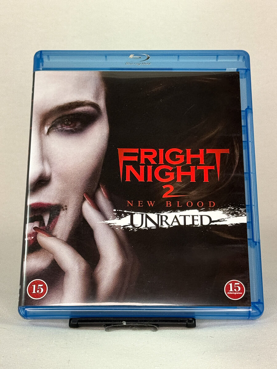 Forside av Blu-ray-cover til Fright Night 2: New Blood – blodig vampyrgrøsser i unrated-versjon, brukt film hos Brukbar Film.