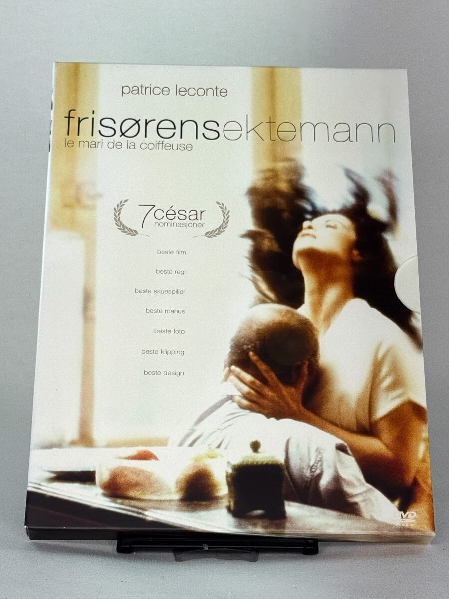 Forsidebilde av DVD-cover for Frisørens ektemann – fransk drama av Patrice Leconte, brukt film fra Brukbar Film