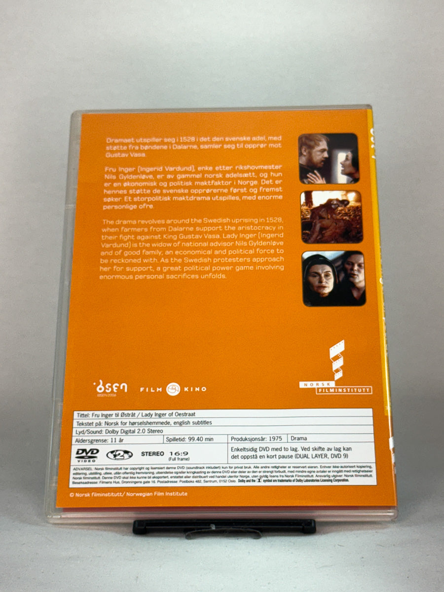 Bakside av DVD-en Fru Inger til Østråt (1975) – spesifikasjoner og beskrivelse på norsk og engelsk, brukt DVD fra Brukbar Film.