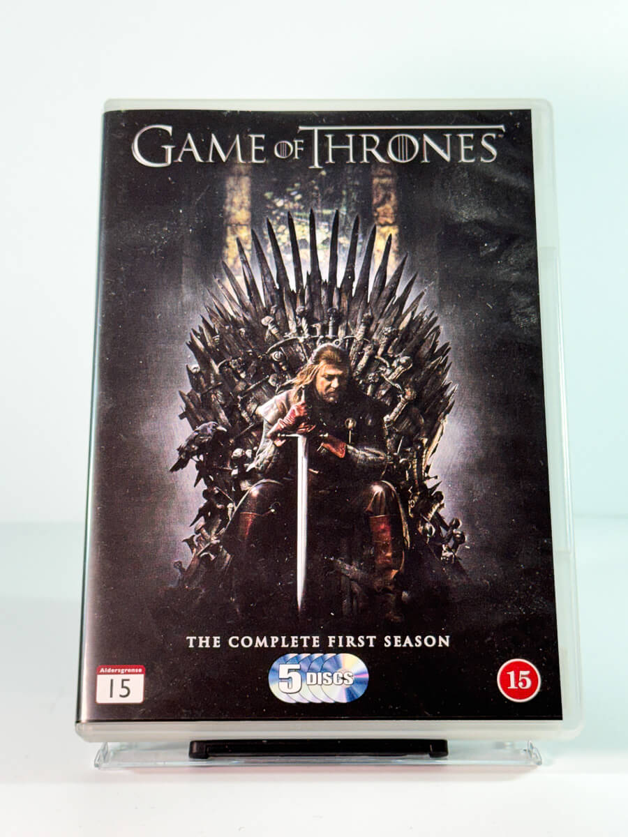 Forside av cover til game of thrones the complete first season, bruktfilm hos nettbutikken Brukbar Film
