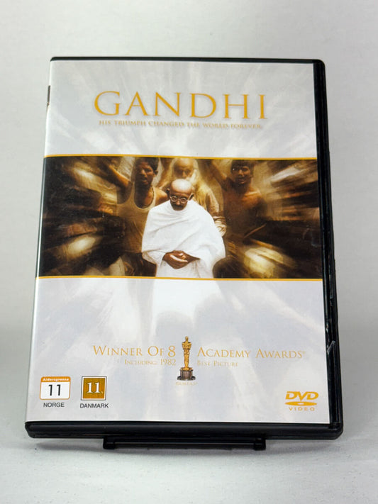 Forside av DVD-cover til Gandhi – storslått biografisk drama med Ben Kingsley, vinner av 8 Oscar-priser inkludert Beste film, tilgjengelig hos Brukbar Film.