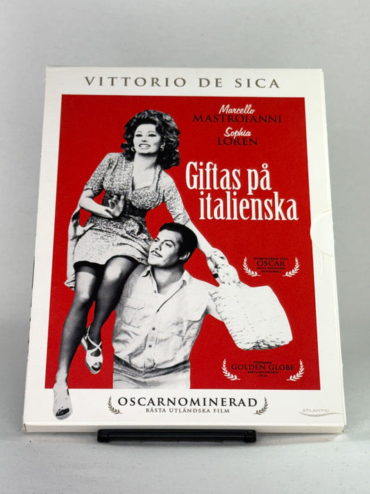 Forside av DVD-cover til Giftas på italienska – italiensk romantisk komedie med Sophia Loren og Marcello Mastroianni, regissert av Vittorio De Sica, hos Brukbar Film.
