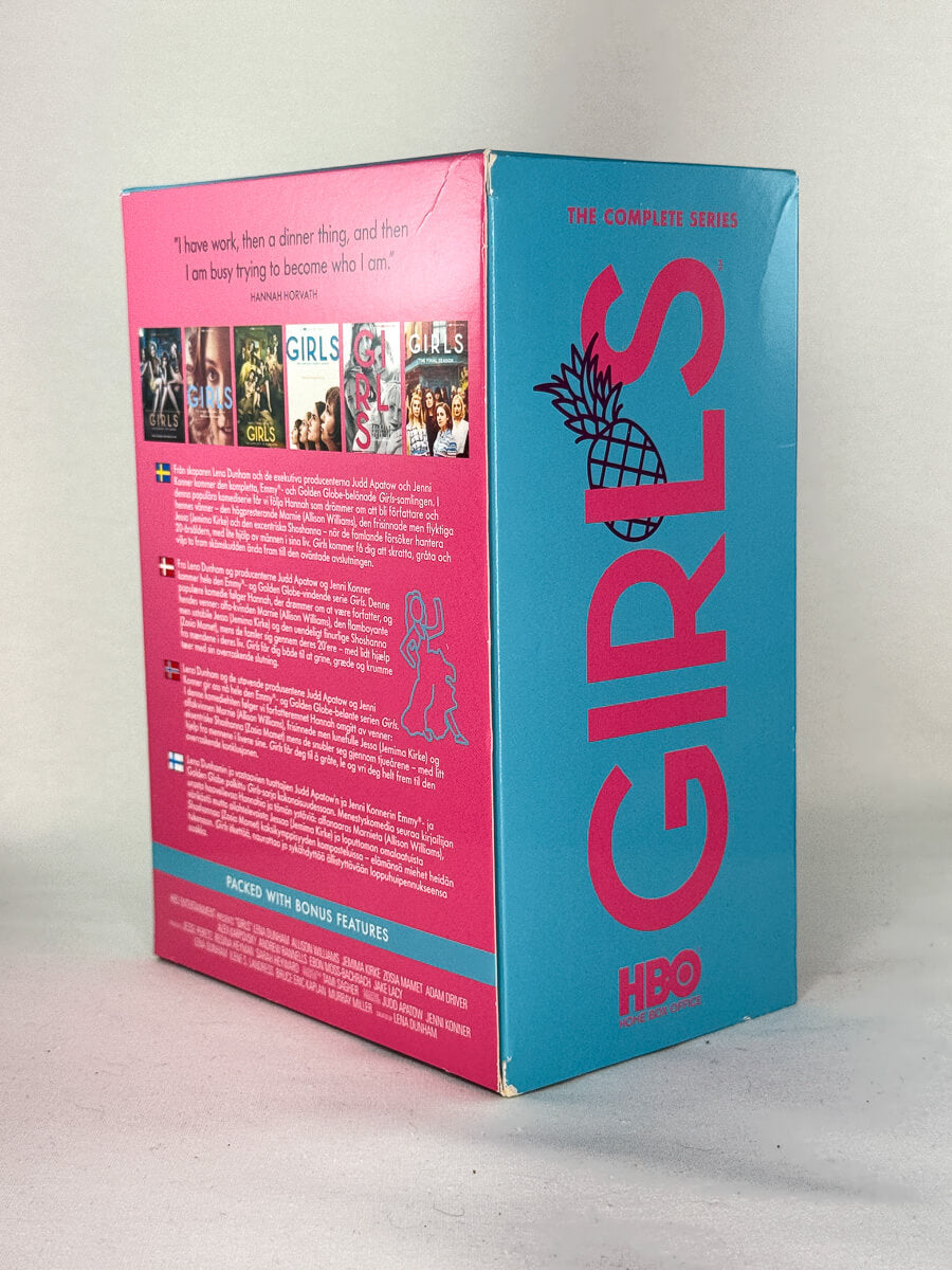 Bakside av DVD-boksen Girls – The Complete Series – Emmy-vinnende HBO-serie av Lena Dunham, komplett samling på seks sesonger, brukt originalserie fra Brukbar Film