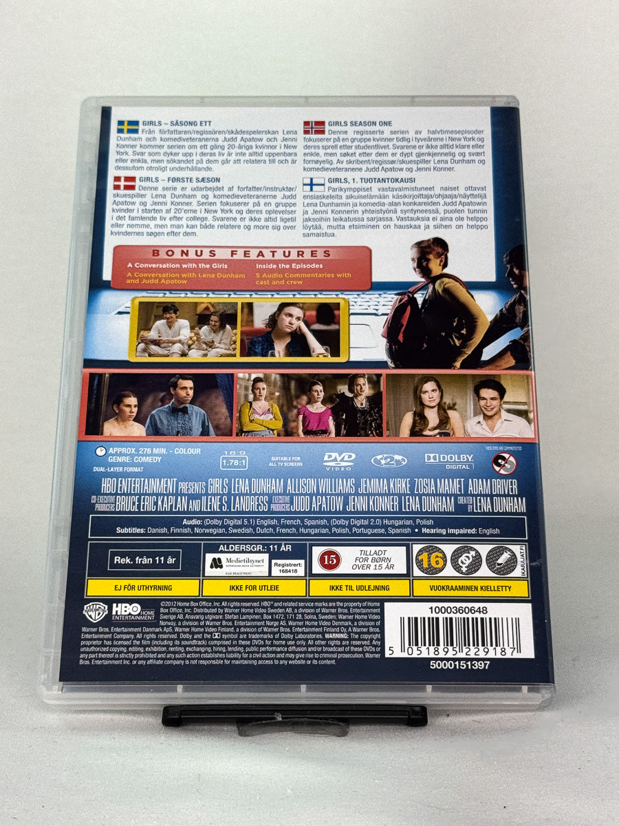 Bakside av DVD-cover til Girls – Sesong   1 – brukt originalserie på DVD, selges hos Brukbar Film