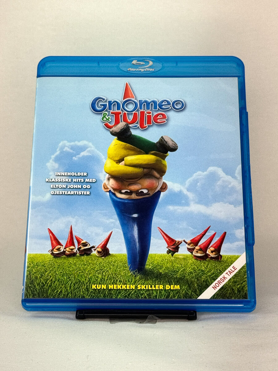 Forside av Blu-ray-cover til Gnomeo & Julie – animert familiefilm inspirert av Shakespeare, med humor, hagegnomer og musikk av Elton John, tilgjengelig som brukt Blu-ray hos Brukbar Film.