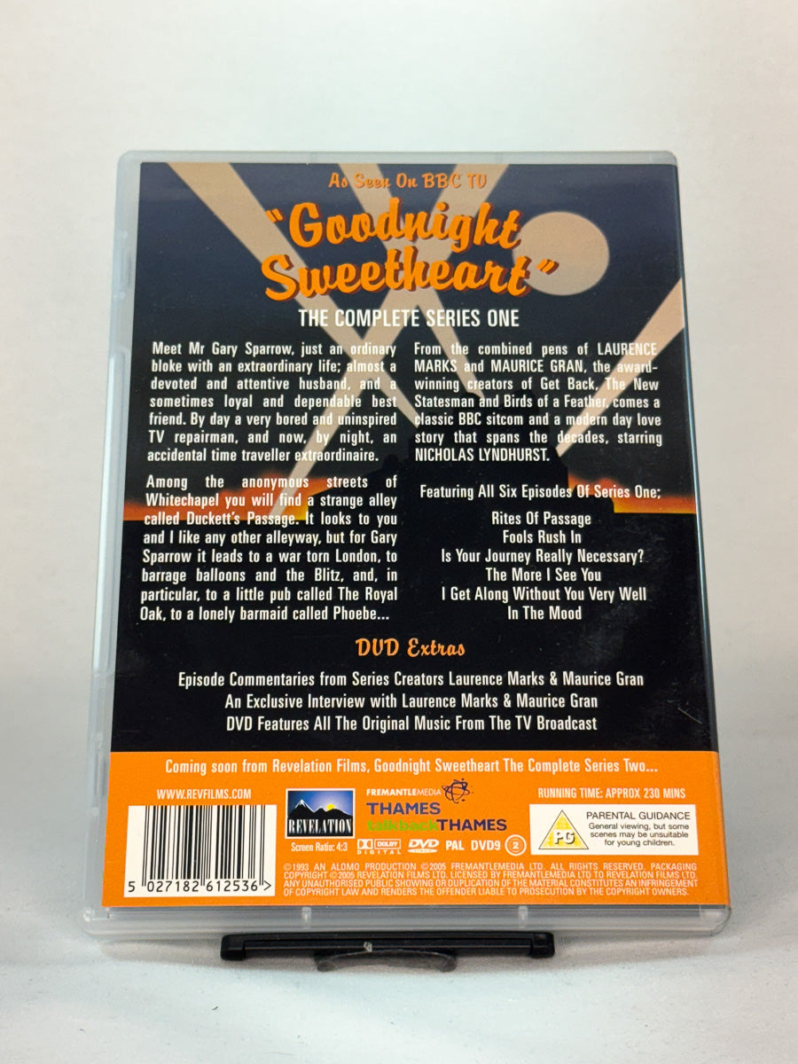 Bakside av DVD-cover til Goodnight Sweetheart – The Complete Series One, bruktfilm hos nettbutikken Brukbar Film
