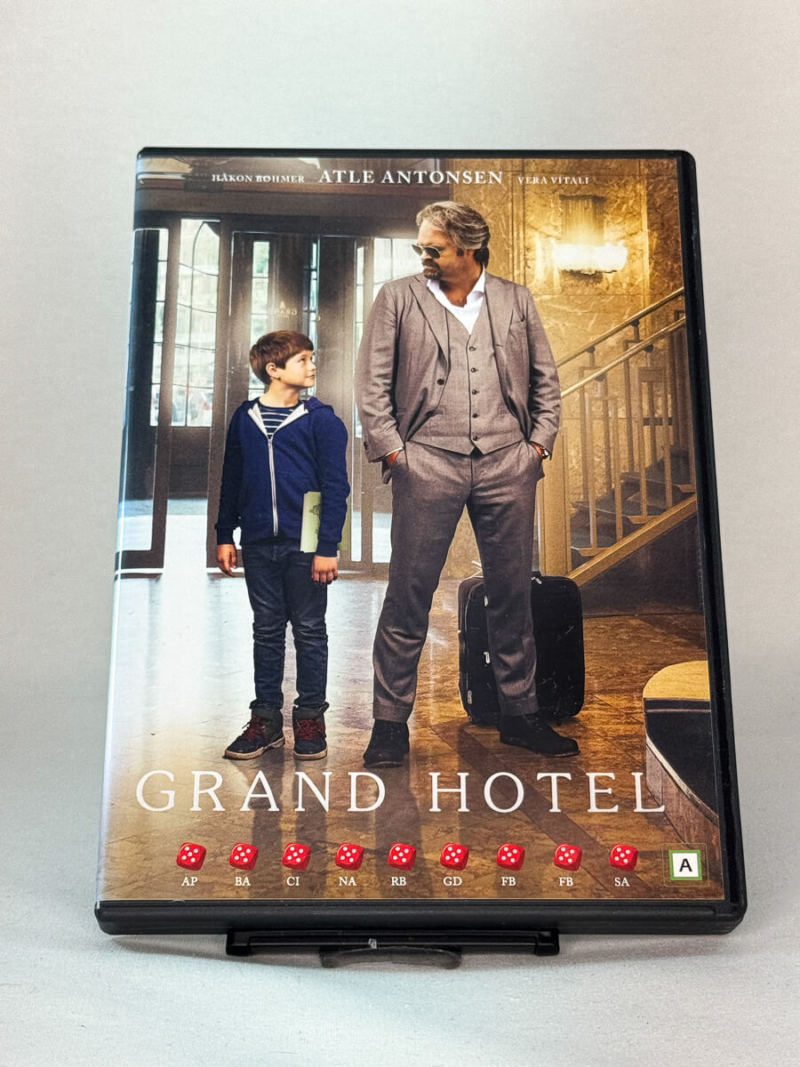 Forside av DVD-cover til Grand Hotel – norsk dramakomedie med Atle Antonsen og Håkon Bøhmer, regissert av Arild Østin Ommundsen – brukt DVD hos Brukbar Film.