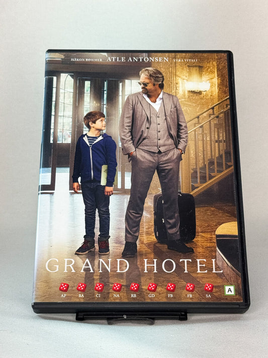 Forside av DVD-cover til Grand Hotel – norsk dramakomedie med Atle Antonsen og Håkon Bøhmer, regissert av Arild Østin Ommundsen – brukt DVD hos Brukbar Film.