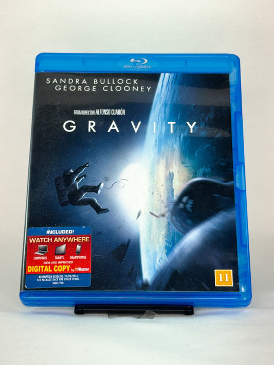 Forside av Blu-ray-cover til Gravity med Sandra Bullock og George Clooney – intens romthriller regissert av Alfonso Cuarón, brukt Blu-ray hos Brukbar Film.