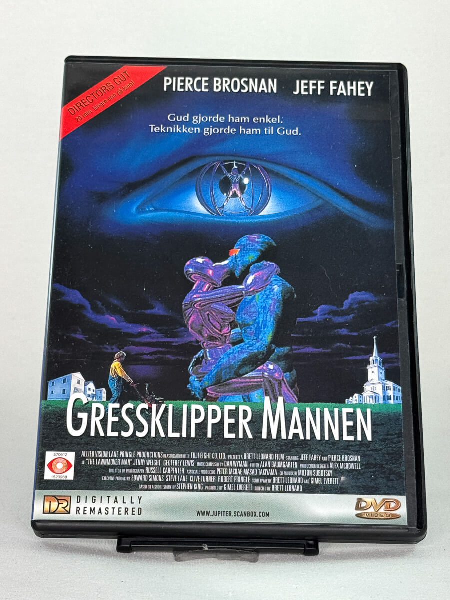 Forside av brukt DVD-film Gressklippermannen (originaltittel: The Lawnmower Man), sci-fi-thriller basert på Stephen Kings historie, filmcover forside hos Brukbar Film.