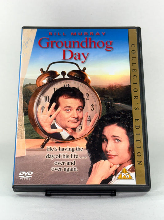Forside av DVD-cover til Groundhog Day – kultkomedie med Bill Murray og Andie MacDowell, regissert av Harold Ramis, tilgjengelig hos Brukbar Film.