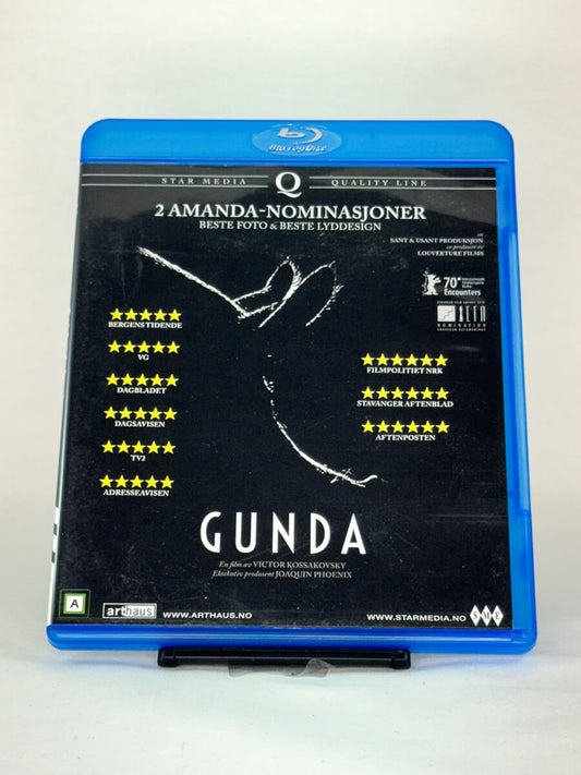 Forside av Blu-ray-cover til Gunda – visuelt slående norsk dokumentar om livets sårbarhet blant gårdsdyr, produsert av Joaquin Phoenix, brukt Blu-ray hos Brukbar Film.