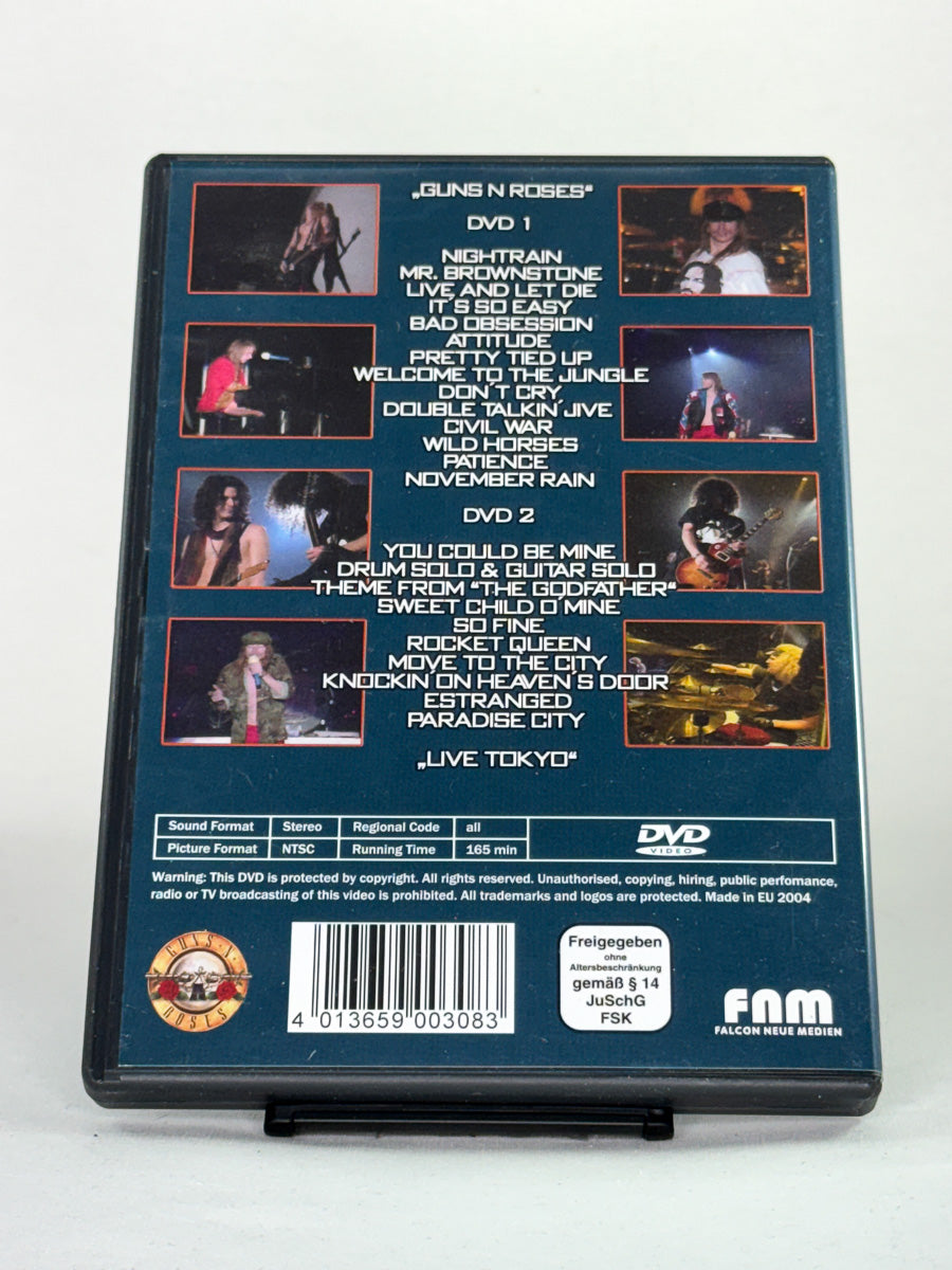 Bakside av DVD-cover til Guns N’ Roses – Live Tokyo ’92 med informasjon om låtlista og opptakene fra Tokyo Dome, original brukt musikk-DVD hos Brukbar Film.