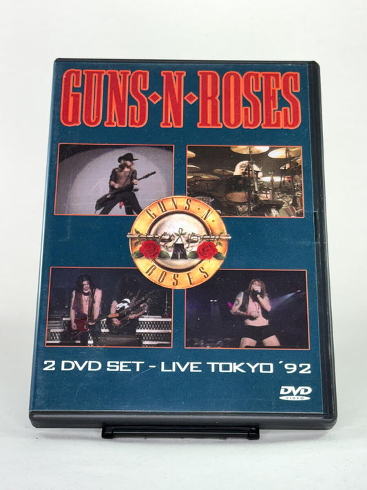 Forside av DVD-cover til Guns N’ Roses – Live Tokyo ’92 med bandet under sin legendariske Japan-konsert fra Use Your Illusion-turneen, brukt konsert-DVD hos Brukbar Film.