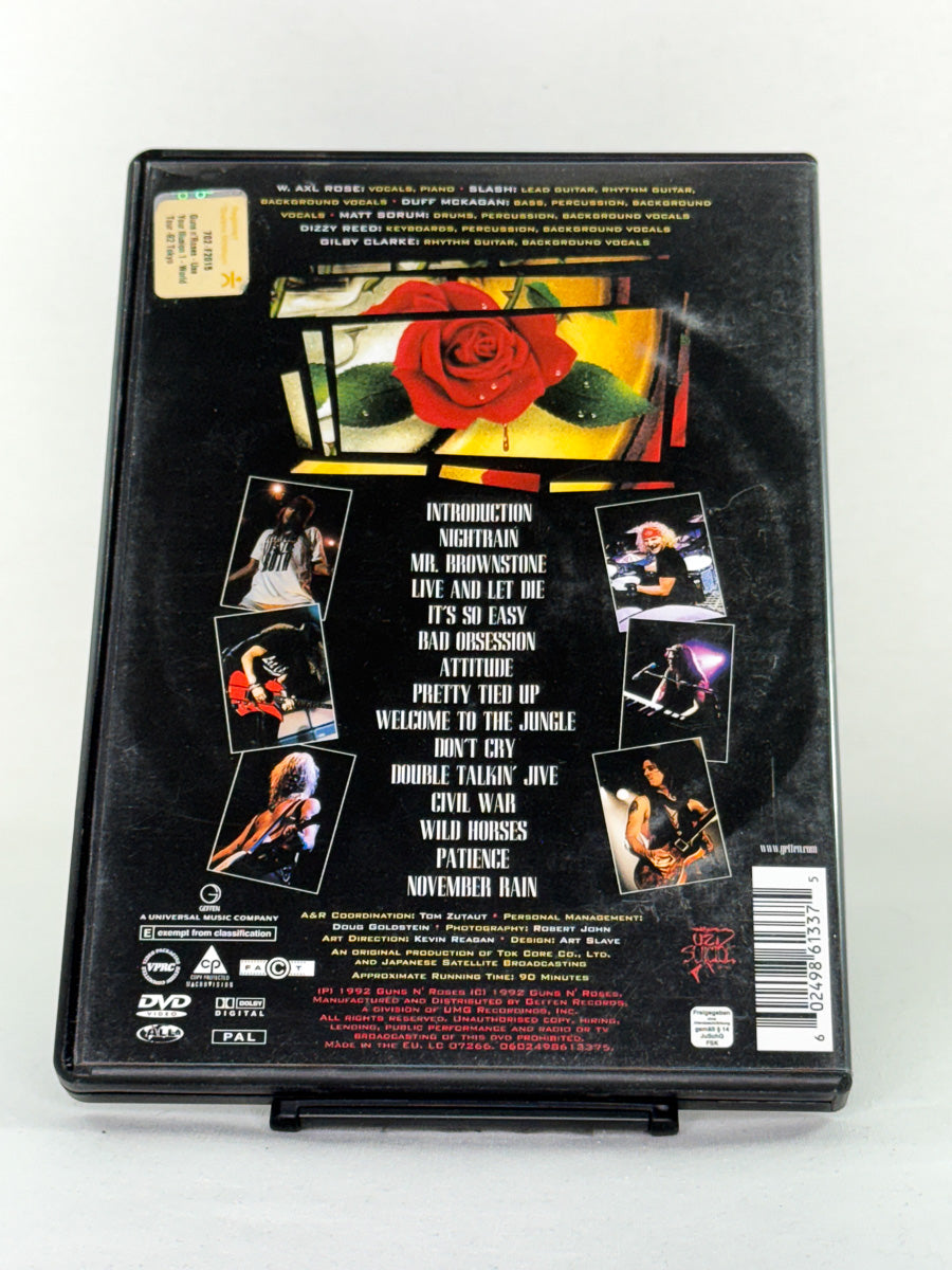 DVD-bakside til filmen Guns N' Roses – Use Your Illusion I: World Tour – 1992 in Tokyo
Baksiden viser info, spesifikasjoner og eventuell ekstratekst – produktbilde fra nettbutikken Brukbar Film