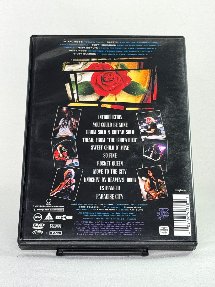 DVD-bakside til filmen Guns N' Roses – Use Your Illusion II: World Tour – 1992 in Tokyo
Baksiden viser info, spesifikasjoner og eventuell ekstratekst – produktbilde fra nettbutikken Brukbar Film