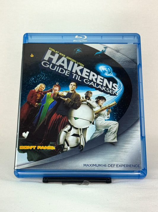 Forside av Blu-ray-cover for Haikerens guide til galaksen – brukt sci-fi komedie på DVD og Blu-ray fra Brukbar Film