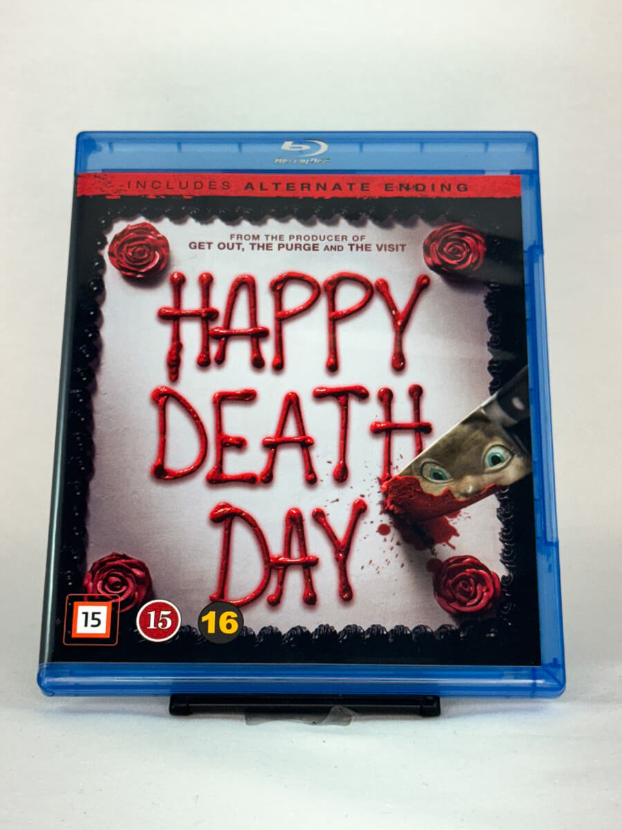 Forside av Blu-ray-cover til Happy Death Day – original skrekkkomedie der en student må oppleve sin egen død om og om igjen, brukt Blu-ray hos Brukbar Film.