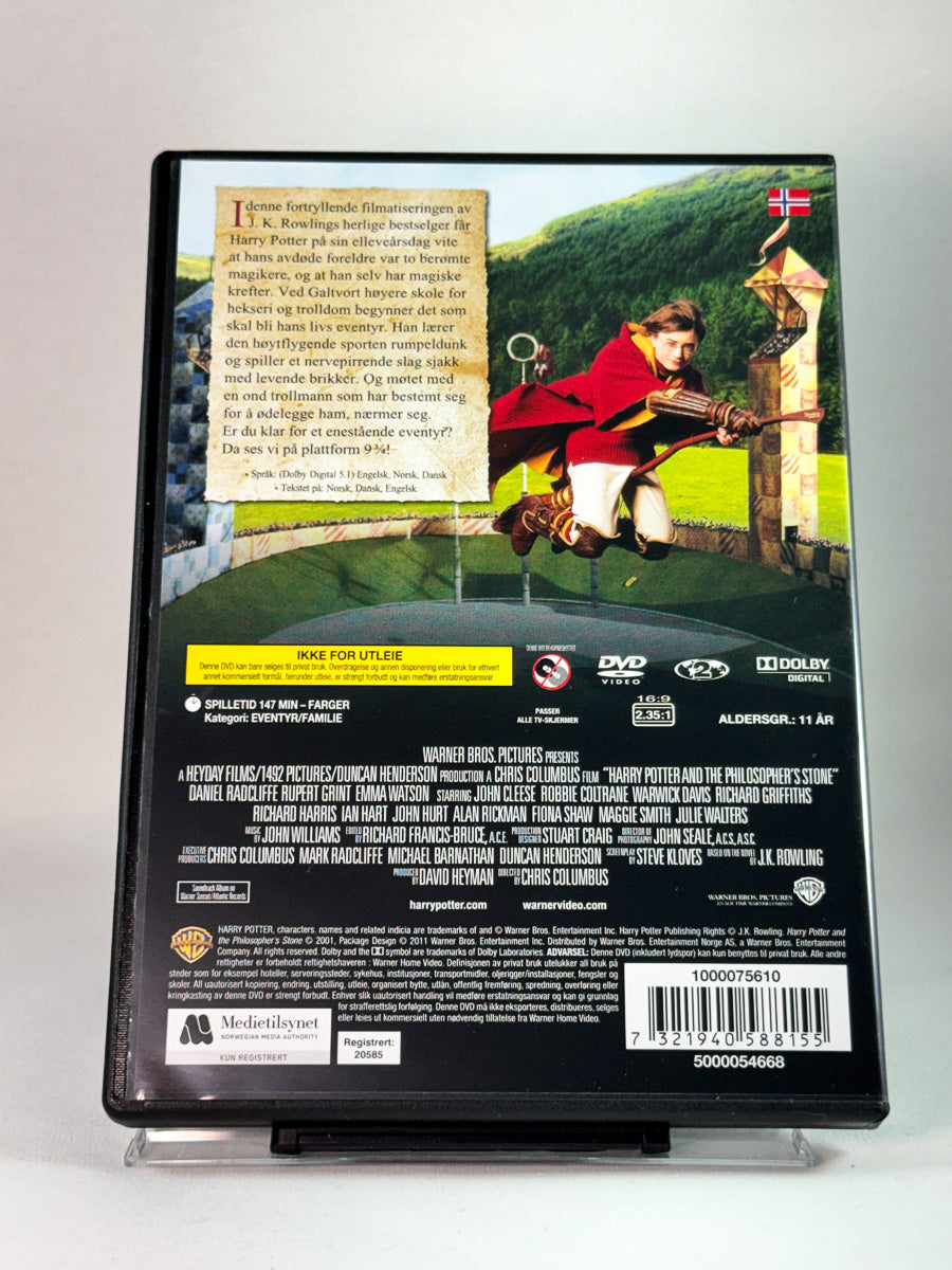 Bakside av DVD-cover til Harry Potter og De vises stein, fantasyfilm for barn og familie, brukt DVD hos Brukbar Film