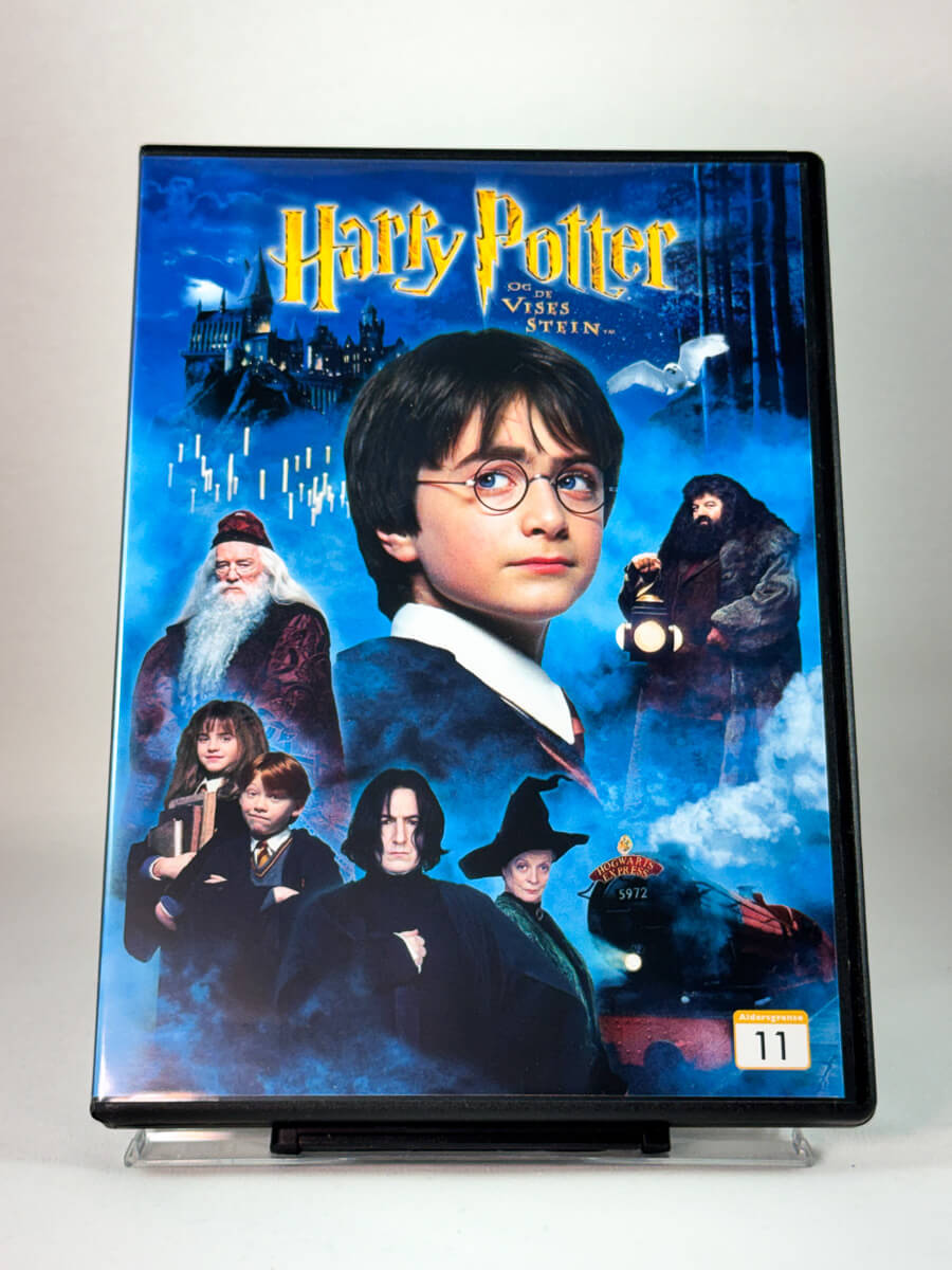 Forside av DVD-cover til Harry Potter og De vises stein, første film i fantasyserien, brukt DVD hos Brukbar Film