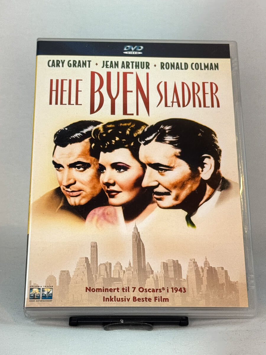 Forside av DVD-cover til Hele byen sladret (originaltittel: The Talk of the Town) – Cary Grant, Jean Arthur og Ronald Colman i en Oscar-nominert klassiker, brukt film hos Brukbar Film.