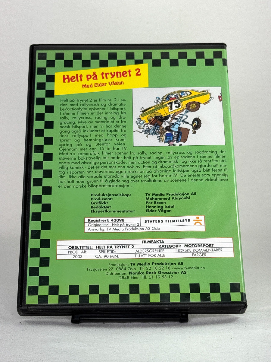 DVD-bakside til filmen Helt på trynet 2 med Eldar Vågan
Baksiden viser info, spesifikasjoner og eventuell ekstratekst – produktbilde fra nettbutikken Brukbar Film