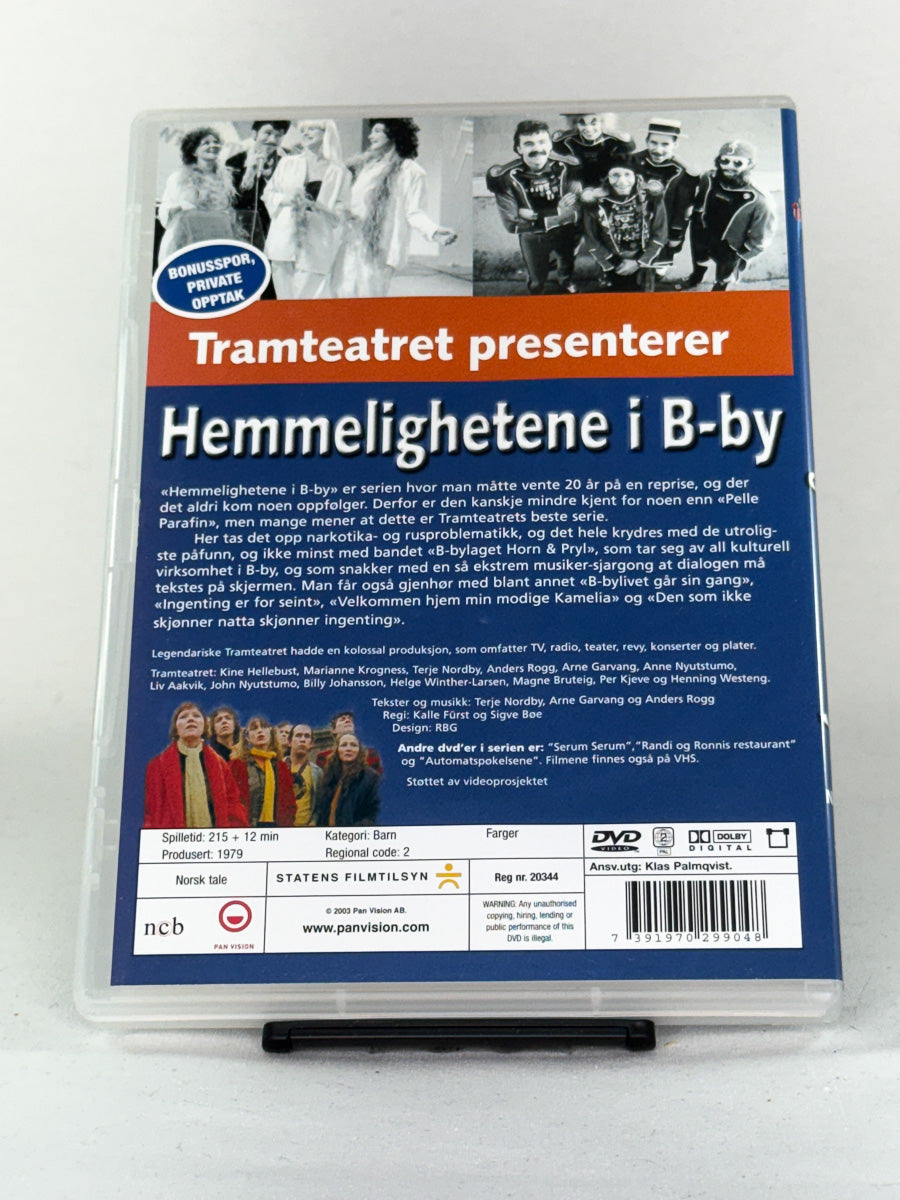 DVD-bakside til filmen Hemmelighetene i B-by  Nr 4/4
Baksiden viser info, spesifikasjoner og eventuell ekstratekst – produktbilde fra nettbutikken Brukbar Film